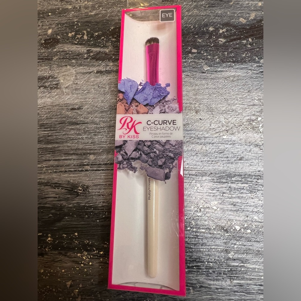 ADD ON ITEM- C-CURVE EYESHADOW BRUSH